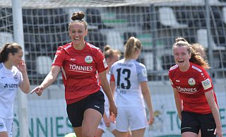 Shpresa Aradini (l.) ist Führungsspielerin beim FSV Gütersloh. Hier bejubelt sie mit Jacqueline Baumgärtel einen ihrer Treffer. - sport/presse/foto Dünhölter
