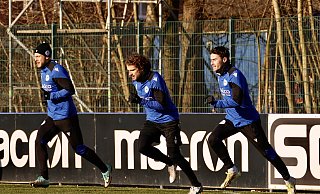 Gleich mittendrin: Mael Corboz (Mitte) bei seinen ersten Sprints im Dress des DSC Arminia Bielefeld. - Peter Unger