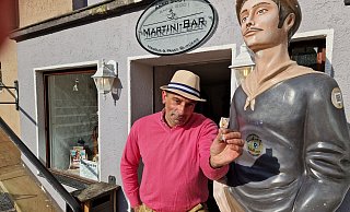 Rudi Manolo Diesenberg hält eine Figuer der Maus in der Hand. Die hat ihn der Betrüger überreicht. - Ilja Regier