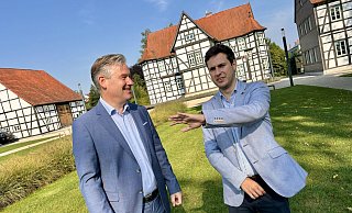Im Hövelhofer Schlossgarten lässt sich Jan Santaló i Lloret (r.), der Bürgermeister von L’Ametlla del Vallès, durch seinen Amtskollegen Michael Berens die Entwicklung der Gemeinde erläutern. - Jens Reddeker