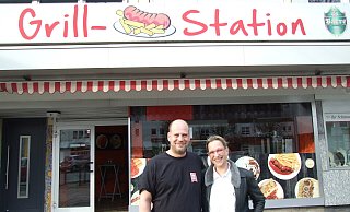 Inhaber Giannopoulos Panagiotis hier mit seiner Schwester Anastassia Panagiota vor der Grill-Station an der Breslauer Straße. Die Tür ist geöffnet für die neuen und alten Gäste. - Karsten Schulz