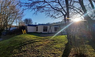 In Nieheim wächst die Kinderschar und der Bedarf an Betreuung. Für eine dauerhafte 4. Gruppe im städtischen Kindergarten braucht es einen Anbau, der an der Grenze zum Schwimmbad entstehen könnte. - David Schellenberg