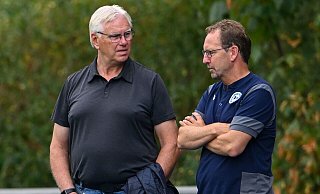 Viele Gespräche zum Einstieg beim DSC: Arminias neuer Sportlicher Leiter für den Bereich U16 bis U19 Heiko Flottmann (l.) im Austausch mit NLZ-Mitarbeiter Armin Perrey am Randes des U-17-Bundesligaspiels Arminias gegen Essen. - Thomas F. Starke