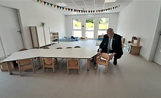 Eine diebische Freude hatte Bürgermeister Daniel Hartmann an der Mini-Einrichtung der Räume – wie den Tischen und Stühlen für die unter Dreijährigen. - Simone Flörke