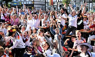 Sie jubeln gemeinsam: Deutlich mehr als 400 Fans waren am Abend beim EM-Spiel der Deutschen gegen Ungarn auf dem Marktplatz in Warburg dabei. - Simone Flörke