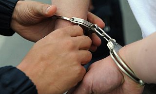 Nicht ganz so dramatisch wie auf diesem Foto verliefen die Kontrollen der zwei Männer. - picture alliance