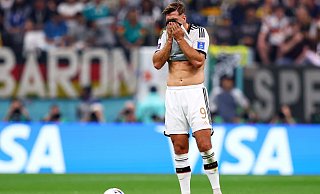 Niclas Füllkrug von Deutschland wischt sich mit dem T-Shirt übers Gesicht. - dpa