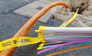 Bei den Tiefbauarbeiten zu dem Glasfaserausbau kann es schon mal vorkommen, dass die Telekomleitung durchgeschnitten wird. Die Reparatur ebendieser kann mehrere Tage dauern. - Verwendung weltweit, usage worldwide Bei den Tiefbauarbeiten zu dem Glasfaserausbau kann es schon mal vorkommen, dass die Telekomleitung durchgeschnitten wird. Die Reparatur ebendieser kann mehrere Tage dauern. - Verwendung weltweit, usage worldwide