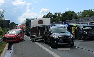 Von den insgesamt sechs Personen aus den Fahrzeugen wurden drei Personen verletzt und vom Rettungsdienst versorgt. - Feuerwehr Paderborn