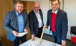 Der CDU-Stadtverbandsvorsitzende Jörg Haferkorn (Mitte), sein Stellvertreter Christoph Büker (l.) und der kulturpolitische Sprecher Andreas Gorsler stellten im Herbst vergangenen Jahres ihren nachgebesserten Vorschlag für ein OWL-Forum auf dem Janup vor. - Ralf Bittner