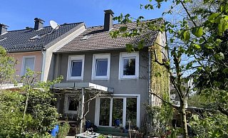 Wieder bezahlbar: Reiheneck mit neuer Dachdämmung, neuen Fenstern und Haustür, neuer Elektroverteilung und Gasheizung in Sennestadt. - Stracke Immobilien
