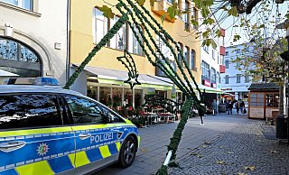In Schieflage geraten ist ein Lichtertor am Alten Markt. Die Polizei war es nicht. - Frank-Michael Kiel-Steinkamp