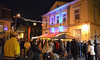 Unzählige Menschen, viele auch von außerhalb, zieht es auf den Oerlinghauser Weihnachtsmarkt. Der erstreckt sich vom Rathausplatz bis zur Rathaus- und zur Hauptstraße. - Karin Prignitz