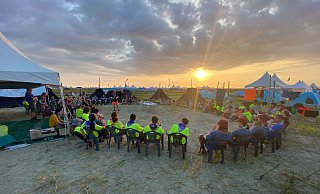 Da ist das Wetter noch gut: Bei den gemeinsamen Abendessen mit einer amerikanischen Unit auf dem Campingplatz. - Jan Bast