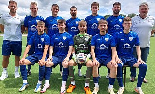 Jöllenbecks Trainer Pascal Hofbüker (h.v.l) präsentiert seine Zugänge: Daniel Nowak, Niklas Ritter, Baran Gündogan, Dominik Sitny, Sebastian Breder, Torwarttrainer Thomas Zimmermeister und Leander Lepel (v.v.l.), Cedric Berger, Mika Buschjost, Robin Pohl, Julian Kistner. Nicht auf dem Foto: Edgar Dorban, Diego-Florin Ciuraru, Orkun Özdogan und Tristan Struwe. - Nicole Bentrup