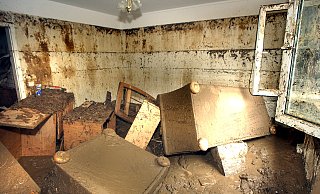 So sah es im August 2005 nach heftigen Niederschlägen in einem Schweichelner Wohnzimmer aus. - Frank-Michael Kiel-Steinkamp