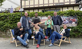 Freuen sich auf den Abendmarkt: Carsten Müller (PES, v. l.), Matthias Kühn (Fleischrei Kühn), Daniel Degrassi (Degrassi Gourmet), Daniela Dembert (KuV), Jutta Friedhoff (Weine & Accessoires) sowie Fritz Althoff und Angelika Weitkamp (Kaufmannschaft) auf dem Barmeierplatz. - Lillia Seifert