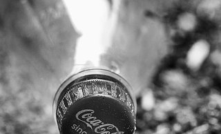 Eine Colaflasche im Fußraum des Wagens machte die Beamten stutzig. - Symbolfoto: Pixabay / Creative Commons