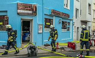 30 Einsatzkräfte waren an der August-Bebel-Straße im Einsatz, um den Brand am Schnellimbiss zu löschen. - Paul Brinkmann