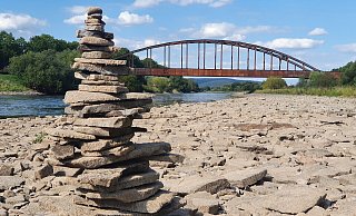 Kaum noch Wasser: Die Weser an der maroden Eisenbahnbrücke bei Corvey. - Thomas Kube