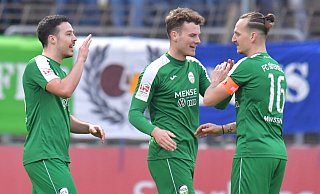Nico Buckmaier, Janik Steringer und Tim Manstein (v.l.) trugen zum 1:0 Erfolg des FC Gütersloh im Halbfinale des Westfalenpokalwettbewerbs bei. - Jens Dünhölter