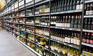 Wer vor dem Weinregal steht, der hat die Qual der Wahl. Doch wie teuer oder günstig sollte der Wein sein? - (Symbolbild): Pixabay