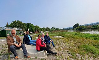 An der Höxteraner Weserpromenade sorgt die Kooperation zwischen Gartenschau-Gesellschaft und Weser-Diemel-Beton für Freude bei Claudia Koch und Jan Sommer (Geschäftsführung Landesgartenschau) sowie André Lämmel, Joachim Pöllmann und Dennis Altmiks (Geschäftsführung WDB). - LGS Höxter/Madita Schellenberg