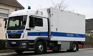 Mehrere Fahrzeuge - darunter dieser Polizei-Lkw - parkten an der Pryrmonter Straße/Bundesstraße 64. - Thomas Kube