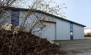 Die umfangreichen Ermittlungen konzentrierten sich auch auf die am Ende einer Straße im Schnathorster Industriegebiet gelegene Firma des Vermissten. Ermittler durchkämmten Gebäude und Grundstück. - Heike von Schulz