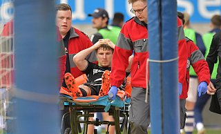 Luca Stellwagen vom SC Verl rutschte in einem Zweikampf weg und verletzte sich dabei so sehr, dass er aus dem Stadion getragen werden musste. - Jens Dünhölter