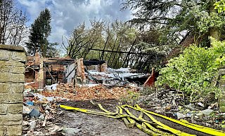 Das Trümmerfeld am nächsten Morgen: Der Großbrand hat nahezu alle Gebäudeteile am Uffelner Weg in Möllbergen zerstört. - Thomas Lieske