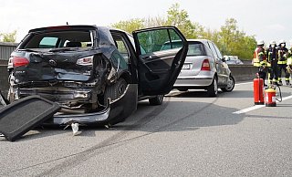 Unfall mit mehreren beteiligten Pkw und Stau auf der A2. - NW