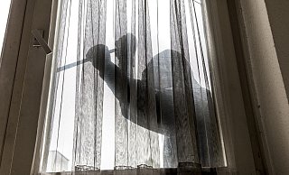 Ein Einbrecher versucht, über ein Fenster Zugang zu einem Wohnhaus zu bekommen. - Verwendung weltweit ! Keine Weitergabe an Wiederverkäufer.