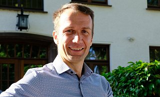 Bürgermeister Michael Kasche (CDU) am Hüllhorster Rathaus, in das er nach der letzten Kommunalwahl als Verwaltungschef eingezogen ist. Das Foto zeigt ihn im Herbst 2022. - Heike von Schulz