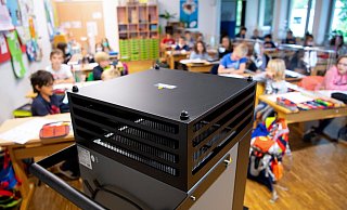 Die Stadt Gütersloh stattet jetzt auf eigene Rechnung alle Klassenräume der Jahrgänge fünf und sechs mit mobilen Luftfilteranlagen aus. „Diese Strategie verfolgen wir nicht“, sagt Oberbürgermeister Pit Clausen. Bielefeld hat aber jetzt für 18 Grundschulen Förderanträge für festinstallierte, sogenannte „Raumlufttechnische Anlagen“ gestellt. - Sven Hoppe