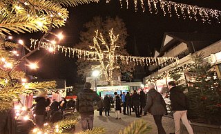 Viel Licht in dunklen Tagen: Adventsbeleuchtung wie hier auf dem Weihnachtsmarkt in Höxter hebt die Stimmung, frisst aber viel Strom und Geld. Foto: David Schellenberg - David Schellenberg