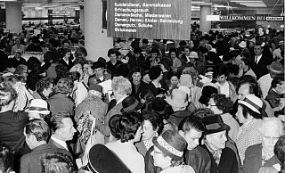 Riesen-Andrang am Eröffnungstag: Zeitweise musste das Haus wegen Überfüllung geschlossen werden. - Karstadt