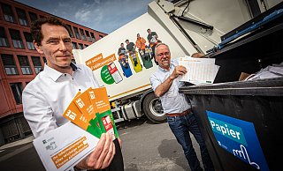 Der gedruckte Abfallkalender hat ausgedient, sagen Clemens Pues (l.) und Andreas Geisler vom Umweltbetrieb. - Mike-Dennis Mller / www.mdm.photo
