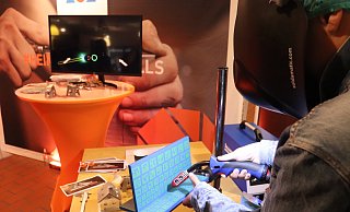 Simulation: Am Stand des Handwerksbildungszentrum werden unter Anleitung digitale Autoteile zusammengeschweißt. - Johannes Ole Wernich