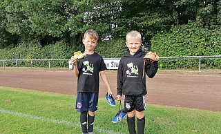 Um weitere Spenden zu sammeln, veranstaltet der TuRa Elsen am kommenden Sonntag einen Basar für gebrauchte Fußballschuhe. Nathan (l.) und Fabian aus der TuRa-Jugend haben ihre gebrauchten Schuhe schon gespendet. - Elsen hilft