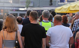 Die Polizei Minden-Lübbecke hat die Innenstadtfete zu Fuß bestreift. - Ulf Hanke