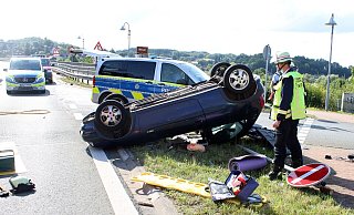 Der Opel Corsa blieb auf dem Dach liegen. Dessen Fahrer (79) wurde von der Feuerwehr aus dem Pkw befreit. - Polizei Minden-Lübbecke