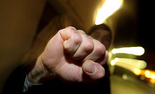 Nach einem Raubüberfall in der Paderborner Marienstraße im September fahndet die Polizei nach zwei Verdächtigen. - Verwendung weltweit