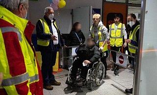 Symbolfoto: Geflüchtete aus der Ukraine, darunter auch Kinder, kommen auf dem Flughafen in Dortmund an. - dpa