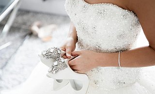 Plötzlich liegt ein Brautkleid auf dem OWD in Bielefeld. - Symbolfoto/Pexels