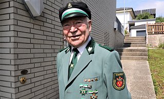 Willi Berost aus Scherfede ist 92 Jahre und seit 75 Jahren Mitglied bei den Schützen. - Simone Flörke