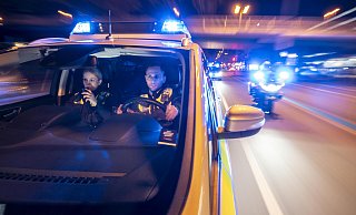 Die Polizei Bielefeld verfolgte die vier Männer in dem AMG Geländewagen über die Detmolder Straße. - Symbolfoto: Polizei