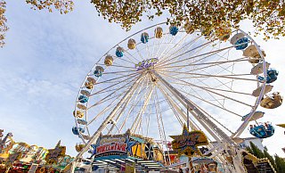 Das Riesenrad "Movie Star" ist die auffälligste Attraktion. - Niklas Tüns