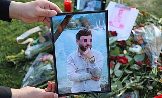 Der 26-jährige Iraker wollte den 15-Jährigen beruhigen und ihm dazu bringen, sein Messer niederzulegen. Nach der Tat zeigt sein trauernder Bruder das zum Gedenken aufgestellte Foto des Getöteten unserer Fotografin. - Charlotte Mahncke
