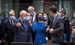 Bundesaußenministerin Annalena Baerbock beim Zusammentreffen mit den EU-Außenministern in Brüssel, hier mit Augusto Santos Silva (l., Portugal) und Anze Logar (Slowenien). - picture alliance / photothek | Thomas Koehler